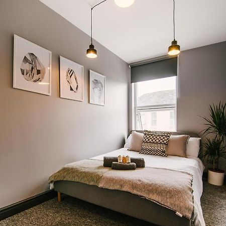 Quiet Location - 3 Bedroom Family House With 3 Shower Room - 2 Parking Spaces 普里茅斯 外观 照片