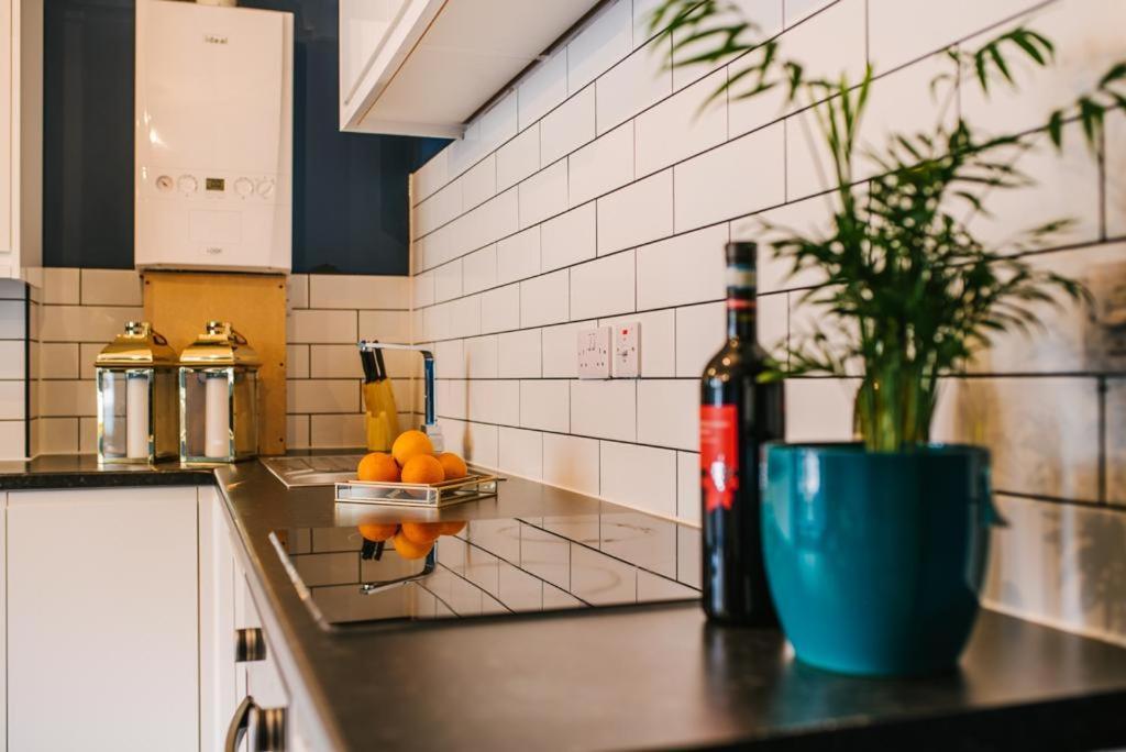 Quiet Location - 3 Bedroom Family House With 3 Shower Room - 2 Parking Spaces 普里茅斯 外观 照片