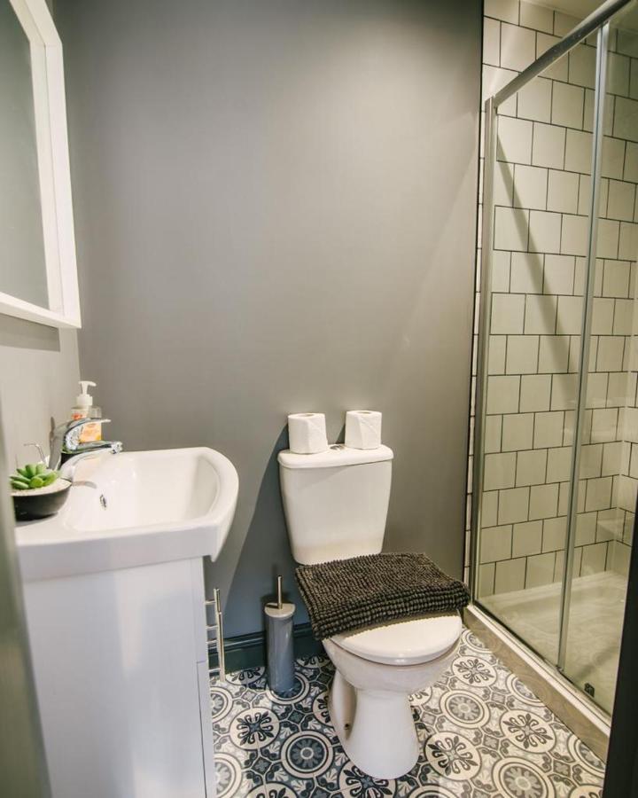 Quiet Location - 3 Bedroom Family House With 3 Shower Room - 2 Parking Spaces 普里茅斯 外观 照片