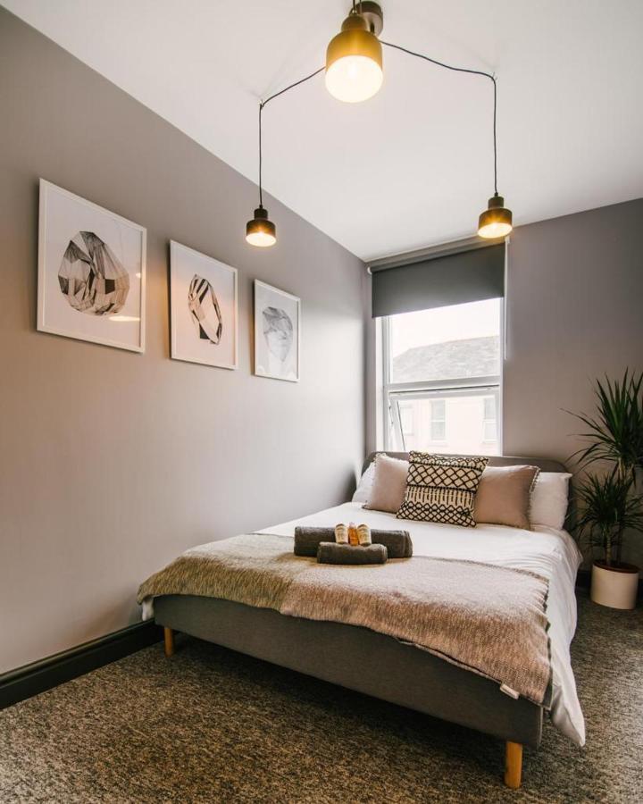 Quiet Location - 3 Bedroom Family House With 3 Shower Room - 2 Parking Spaces 普里茅斯 外观 照片